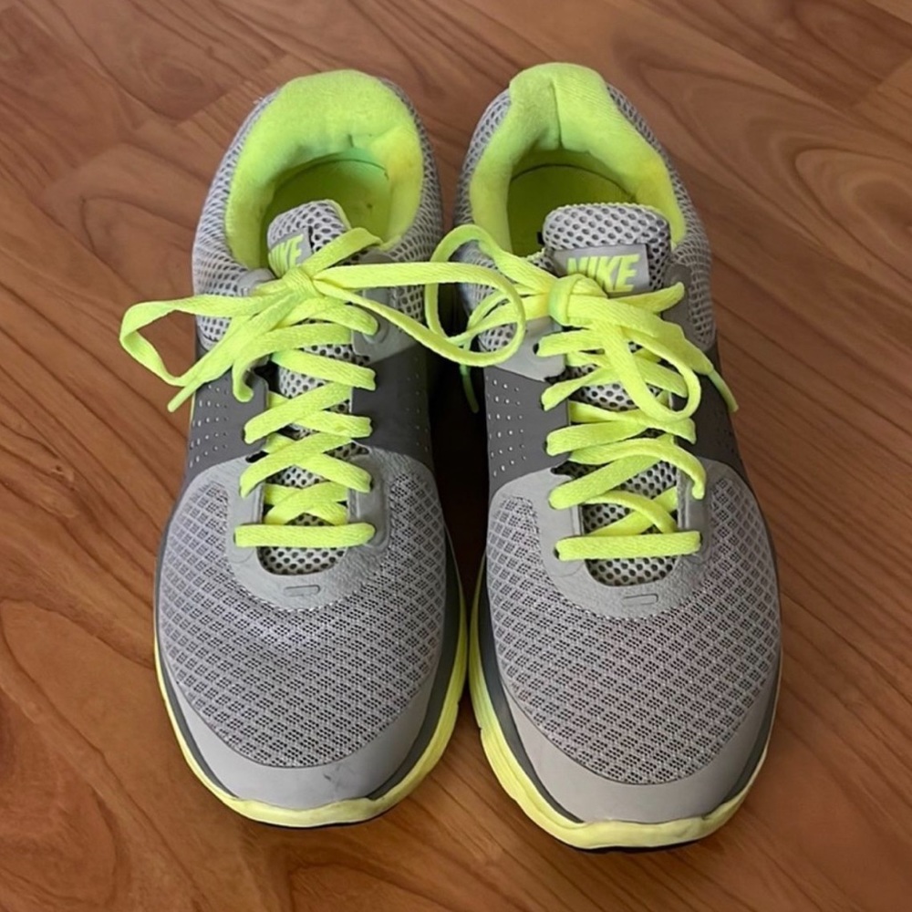 Women’s Nike sneakers US size 5
